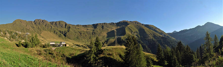 Panoramica verso Baita del Camoscio, Pizzo Rotondo e Cime di Lemma 